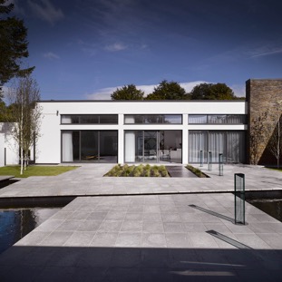 contemporary-modern-mansion-courtyard-facade.jpg